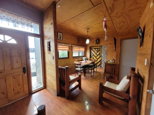 a living room with a table and a dining room at Hospedaje Alimar in Frutillar