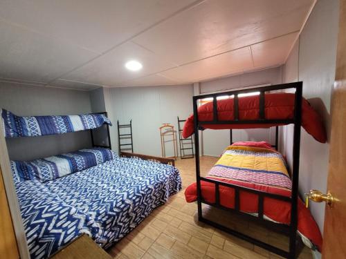 a bedroom with a bunk bed and a bunk bed gmaxwell gmaxwell gmaxwell at Hospedaje Alimar in Frutillar