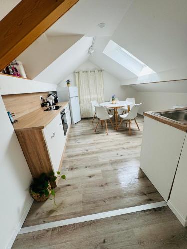 una cucina e una sala da pranzo con un tavolo in soffitta di Aria apartment a Mošnje
