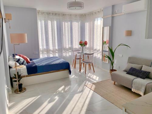 Elegant studio with pool and seaview