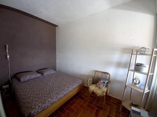 una piccola camera con letto e mensola di Solenzara charmant appartement vue mer panoramique a Sari Solenzara