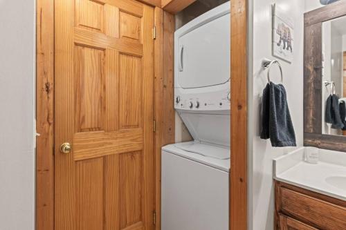 Bathroom sa Cozy Cabin in the Smokies!!! Fully Furnished and complete with community indoor and outdoor pools and spas, game and fitness rooms as well as a private Hot Tub