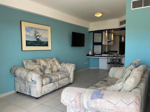 a living room with two couches and a kitchen at Apartamento Isla de Margarita,Porlamar, Pampatar in Porlamar