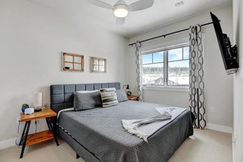 a bedroom with a bed and a window at New Luxury Loft #17 With Huge Hot Tub & Great Views - 500 Dollars Of FREE Activities & Equipment Rentals Daily in Winter Park