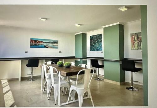 ロス・アンヘレスにあるModerno y acogedor dpto 2Dのダイニングルーム(テーブル、白い椅子付)