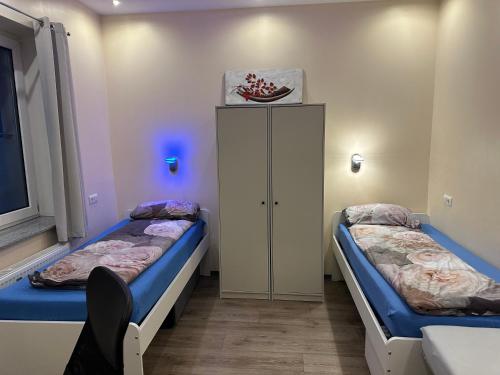 Un pat sau paturi într-o cameră la Modernes Apartment 1 und 2 in Dortmund Mitte