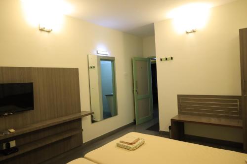 Un pat sau paturi într-o cameră la Transit Nest - Homely stay Near Madurai Airport