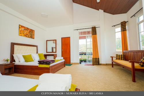 - une chambre avec un lit, un canapé et des fenêtres dans l'établissement CLIFTON Manor luxury boutique hotel, à Nuwara Eliya