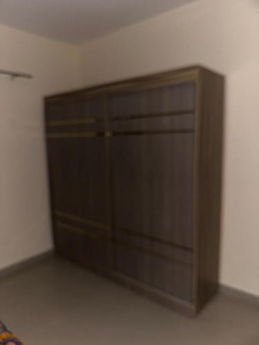 un gran armario de madera en una habitación en Alpha house, en Ndangane