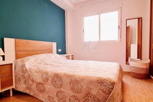 a bedroom with a large bed and a window at Agréable appartement avec piscine commune in San Pedro del Pinatar