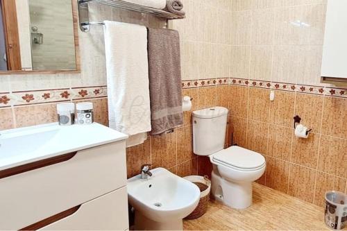 a bathroom with a toilet and a sink at Agréable appartement avec piscine commune in San Pedro del Pinatar