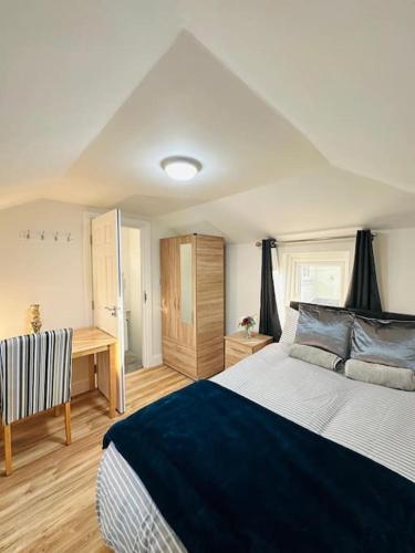 - une chambre avec un grand lit et un bureau dans l'établissement Gladstone House, à Bournemouth