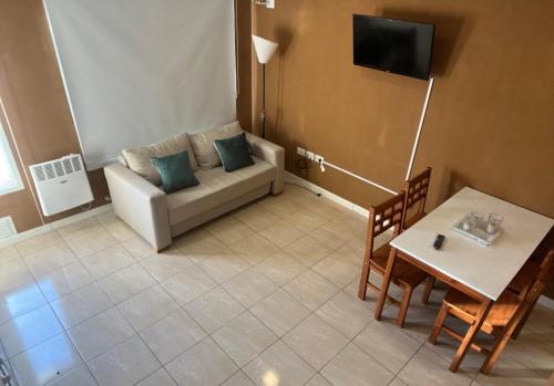 a living room with a couch and a table at Bahia Blanca Estudio con Estacionamiento in Bahía Blanca
