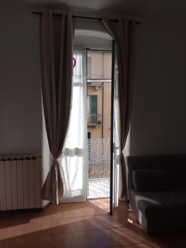 ラ・スペツィアにあるCasa marziaの窓付きの部屋への開口ドア