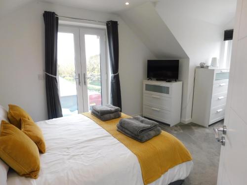 Un dormitorio con una cama grande con dos almohadas encima. en Ashwood bed and breakfast, en Truro