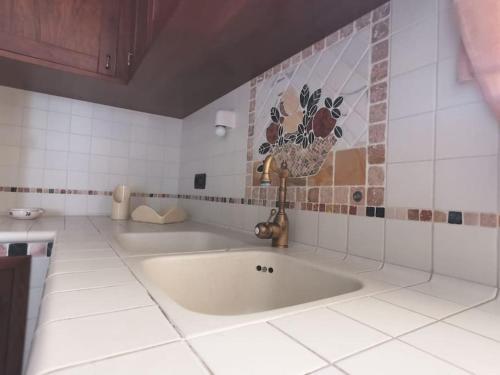 een keuken met een groot wit bad in een kamer bij Intera casa appena ristrutturata in Parabita