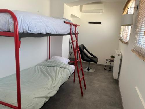 Ce dortoir dispose de lits superposés et d'une échelle. dans l'établissement Le Barnave, à Valence