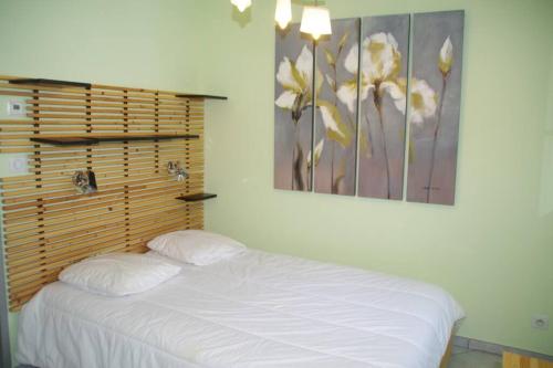 1 dormitorio con 1 cama con 2 almohadas blancas en Maison de village à 5 minutes de St Lary Soulan, en Saint-Lary-Soulan