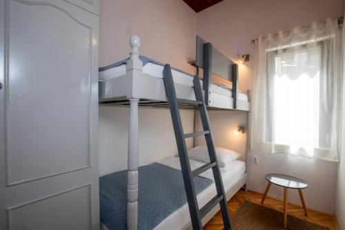 Postel nebo postele na pokoji v ubytování Apartmani Nena i Branko