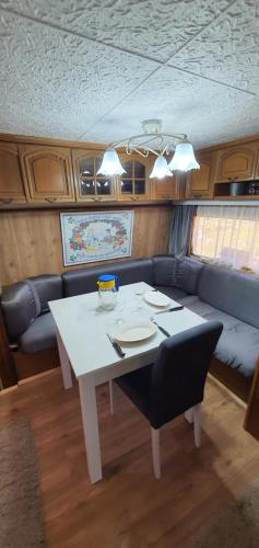 una mesa blanca y un sofá en una habitación en Mountain House Reba en Zlatibor