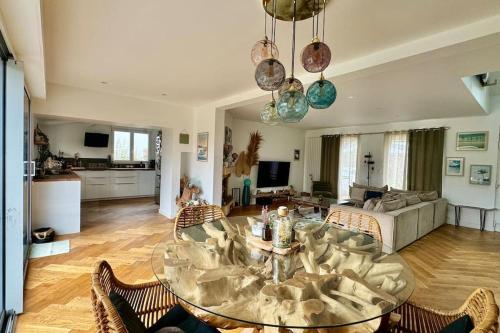 un salon avec une table et un canapé dans l'établissement Villa Lorenssia entre Paris et Disney avec jacuzzi, à Lésigny