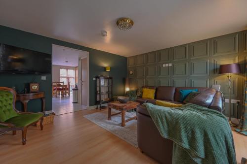 uma sala de estar com um sofá e uma mesa em 14 Castlegate, Tutbury em Tutbury