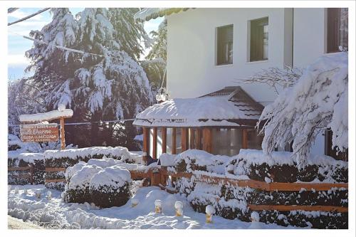 un cortile coperto da neve con una casa e un edificio di HOTEL LE CHARME con parking a San Carlos de Bariloche