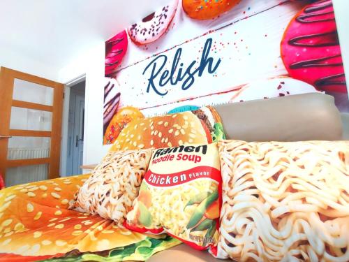 un letto con due cuscini e una scatola di snack sandwich ritz di The Relish - ground floor flat in Largs a Largs
