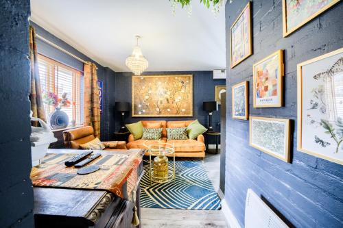 sala de estar con paredes azules y sofá en Romeo & Juliet's with Private Parking, en Stratford-upon-Avon