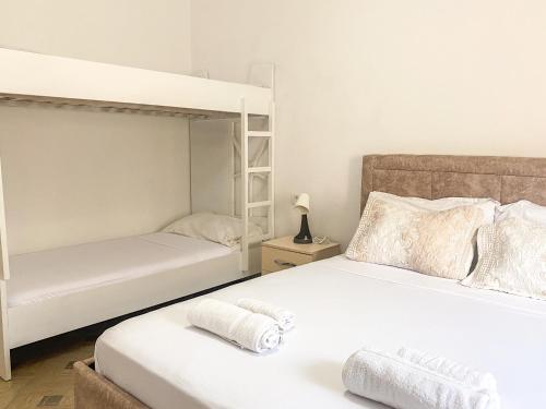 una camera con 2 letti a castello e asciugamani di LunaSol seaside Apartments a Durrës