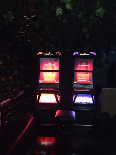 拉各斯的住宿－Dablezz entertainment Lounge and Rooms，两个电子游戏机坐在黑暗的房间里
