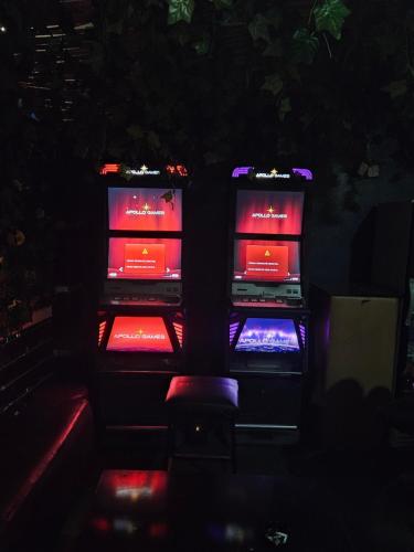 Dablezz entertainment Lounge and Rooms في لاغوس: ثلاث أنظمة ألعاب فيديو في غرفة مظلمة