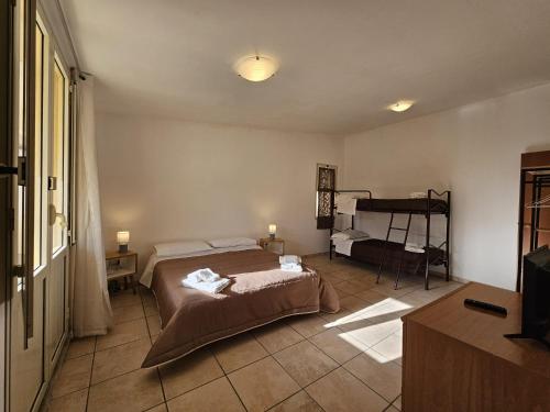 Un dormitorio con una cama y un piano. en Sicilia Bella, en Mazara del Vallo