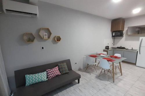 ein Wohnzimmer mit einem Sofa und einem Tisch in der Unterkunft Somos Nomades Departamento (entero) 1 Zona Parque Central in La Cieneguita