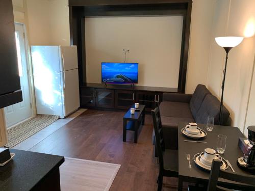 sala de estar con sofá y TV de pantalla plana en Private cozy suite near Dyke and Fisherman's Wharf en Richmond