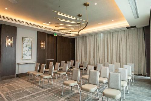 Coin salon dans l'établissement Courtyard by Marriott Santo Domingo Piantini