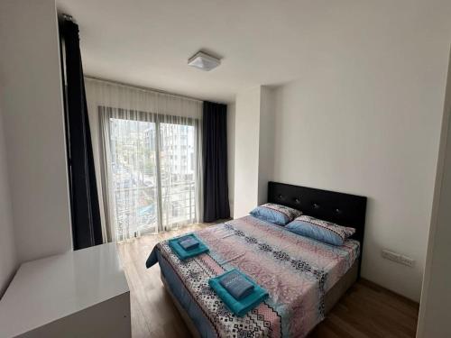 Un pat sau paturi într-o cameră la Girne Center 2 Bedrooms Magic Residence