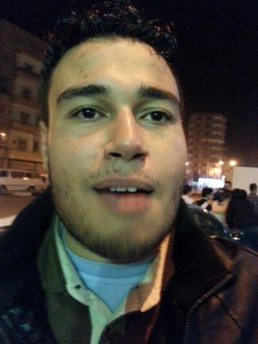un hombre con una chaqueta y una corbata en test1, en El Cairo