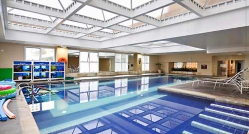 uma grande piscina num grande edifício em FLAT HOTEL EM ALPHAVILLe ÓTIMA LOCALIZAÇÃO em Barueri