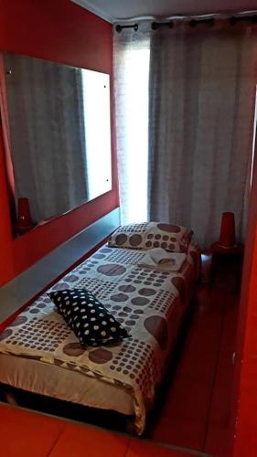 a bedroom with a bed in a room with a window at Dody apartmani in Leskovac
