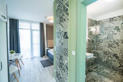 een badkamer met een douche en een wastafel bij Piroska Fogadója in Siófok