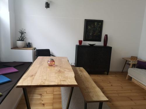 Exklusive 3-Zimmer-Wohnung, 2 Ebenen, Messe, Zentrum, 67 m2 في بريمين: غرفة معيشة مع طاولة خشبية وأريكة