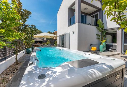 Ledenko Holiday Home Private Pool & Jacuzzi