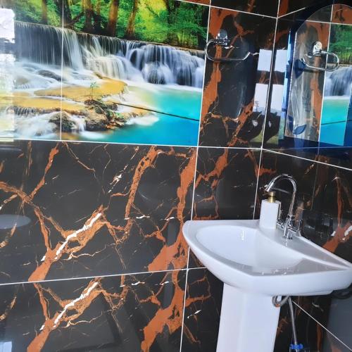 Ένα μπάνιο στο Naldehra House Hotel