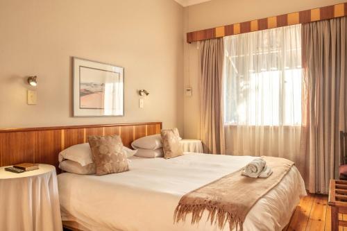 Ένα ή περισσότερα κρεβάτια σε δωμάτιο στο Karoo Country Inn