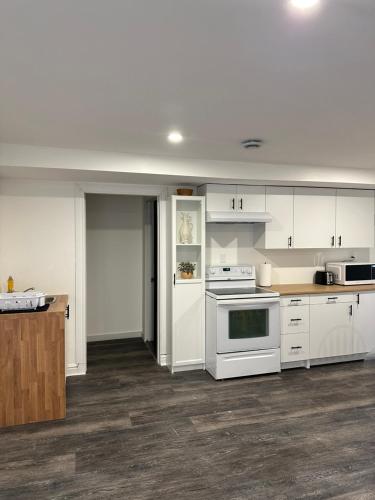 Cuisine ou kitchenette dans l'établissement Central Halifax one Bedroom apartment in Clayton Park