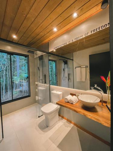 a bathroom with a toilet and a sink at Cabana equipada em meio à natureza em Pomerode in Pomerode