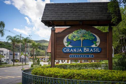 un panneau pour le grand-mère brasil dans une rue dans l'établissement Studios Charmosos Granja Brasil Itaipava, à Itaipava