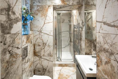Kylpyhuone majoituspaikassa WestKensington-baronsCourt-LuxuryOneBed-10MinPicadilly