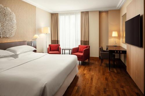 布拉提斯拉瓦的住宿－布拉迪斯拉發喜來登酒店，配有一张床和一张书桌的酒店客房